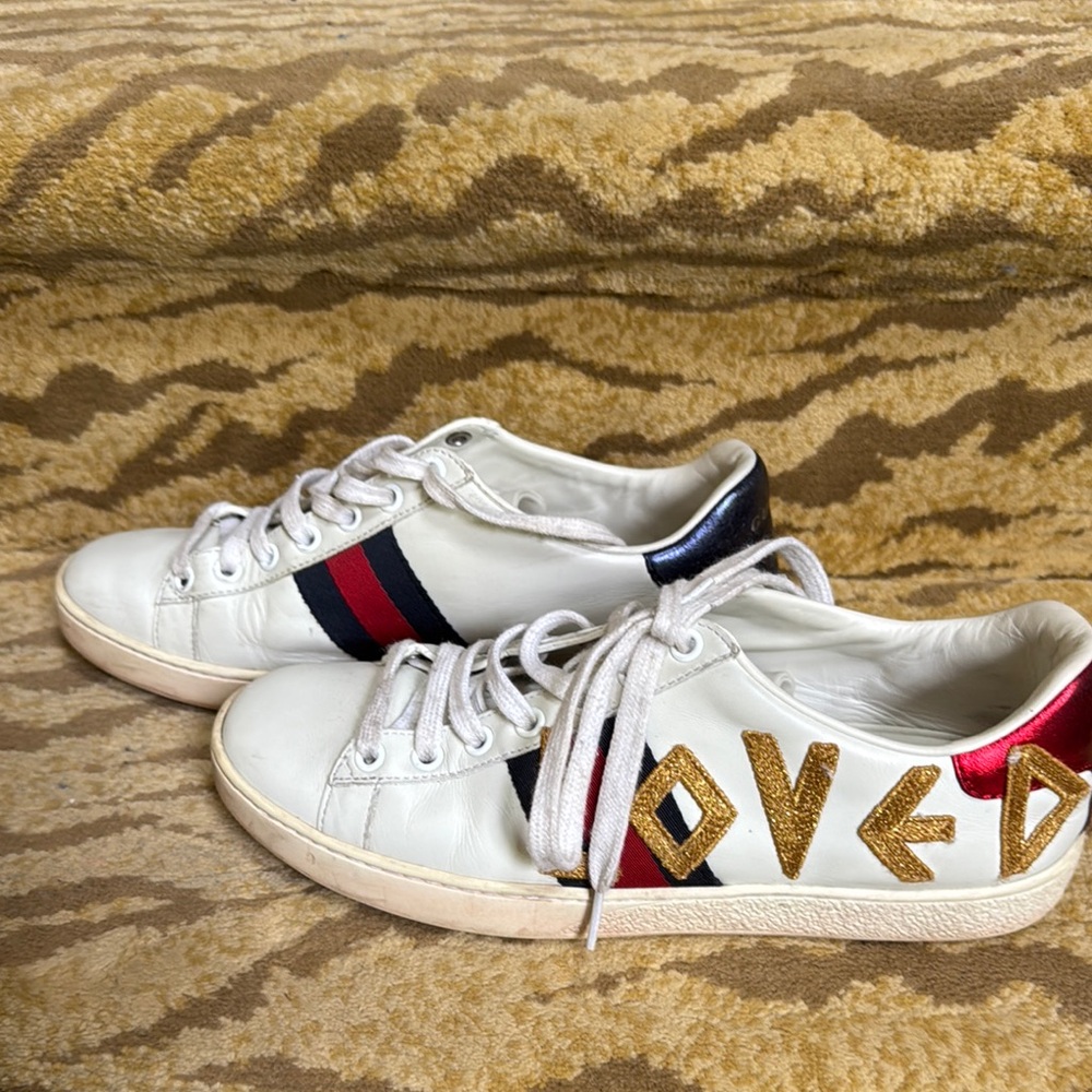 Gucci White and Gold Sneakers with Signature Stripe